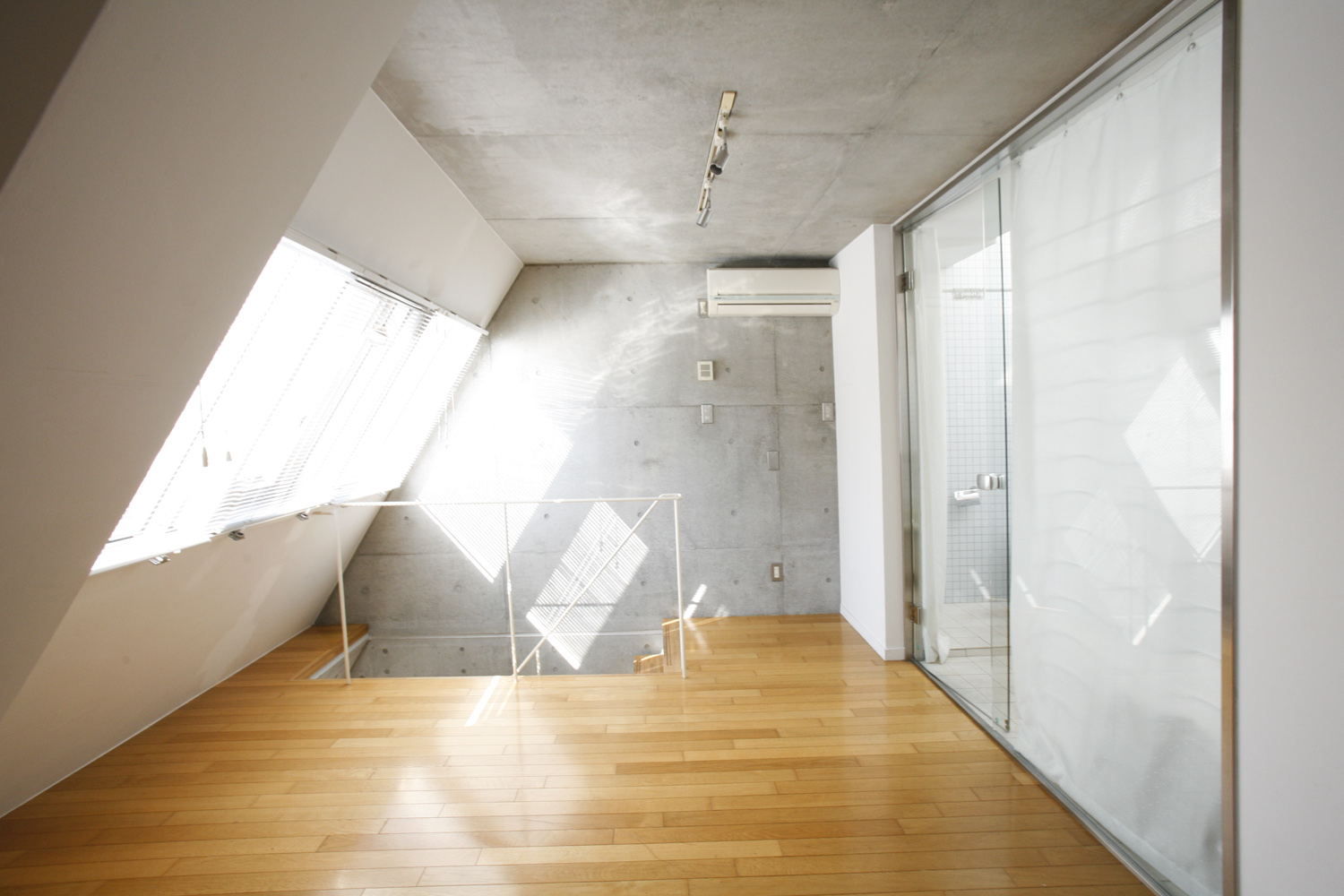 【募集終了】新宿。コンパクトな都心のメゾネット斜め壁空間