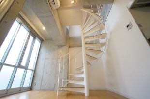 【募集終了】中央区。メゾネット空間を螺旋階段で繋ぐ。