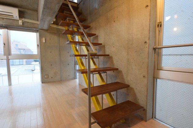 Senzoku_HK_building-stairs01-sohotokyo