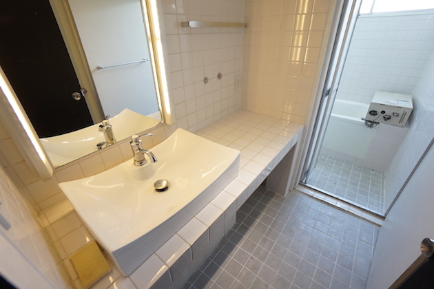 shinjuku-4chome-building-bathroom-1