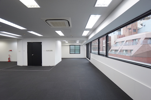 【募集終了】新宿エリア、2駅利用可能なモノトーン上質オフィス