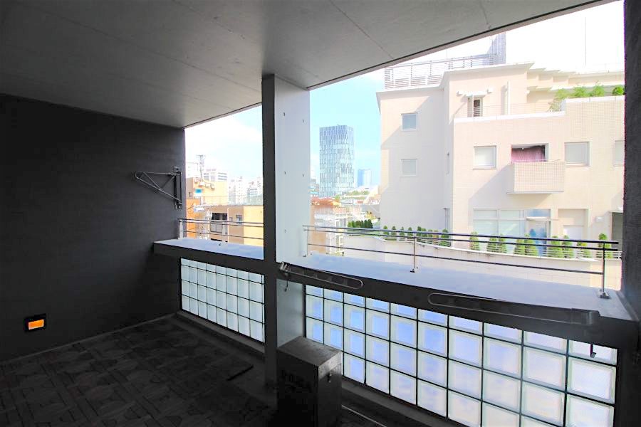 exelage_jingumae-501-balcony-01-sohotokyo-900x600