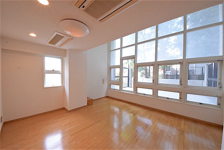 grandmeson_jingumae-103-livingroom-03-sohotokyo-900x602