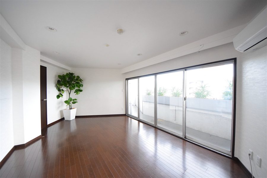 megurohighhome-1401-livingroom-01-sohotokyo