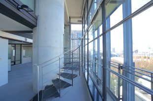 北青山、ガラスウォールのメゾネットSOHO<br>[港区/98万/130㎡]