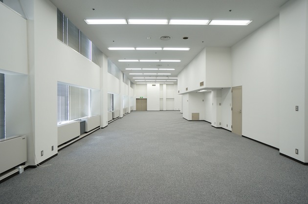 【募集終了】新橋日比谷通り沿い、天高約4mの大空間オフィス。
