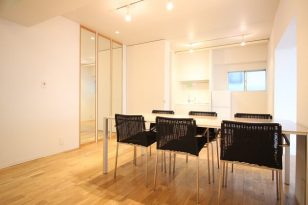 南青山。自由にレイアウト可能な家具付きオフィス。<br>[港区/29万〜/34㎡]