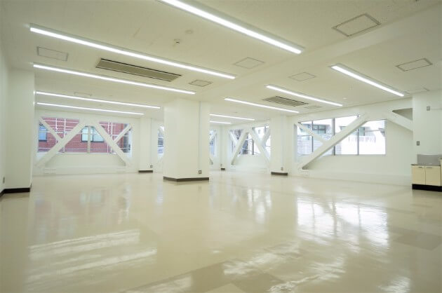 【募集終了】高円寺駅２分。白を基調とした解放感あるオフィス。