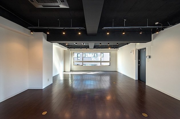 【募集終了】八丁堀3分、黒天井のシックなデザインオフィス