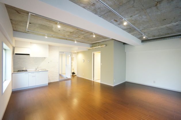 【募集終了】外苑前。躯体現しの天井をアクセントに。