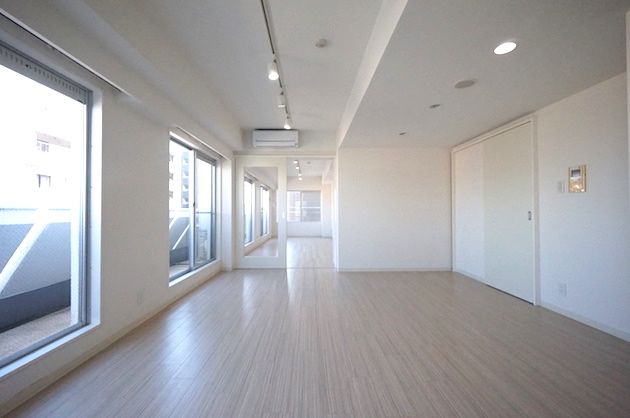 【募集終了】新大久保、多量の窓が創る採光豊かな築浅SOHO