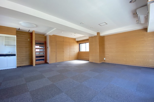 【募集終了】新宿エリア。板張りの壁に囲まれたオフィス空間