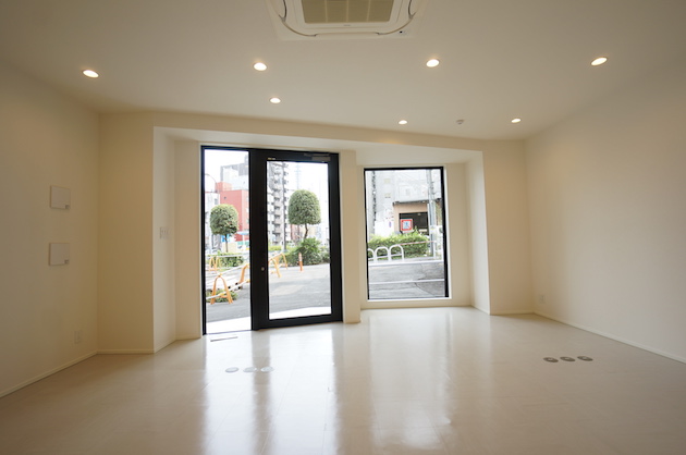 【募集終了】牛込柳町。2つの通り沿いのシンプル築浅オフィス。店舗可。