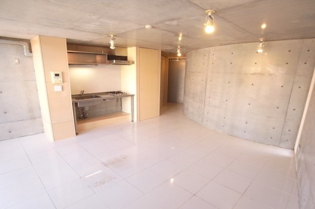 【募集終了】池尻、大きなガラス窓と螺旋階段のメゾネット空間