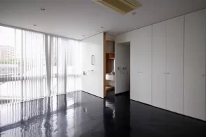 泉岳寺3分、高台に立つ打ち放しデザイナーズ。<br>[港区/26万/38㎡]