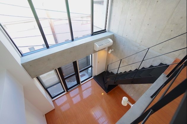 【募集終了】西麻布、天窓と吹抜けが開放的なメゾネットSOHO