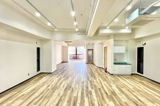 【募集終了】神楽坂駅6分、開放的なリノベオフィス天高3.4m