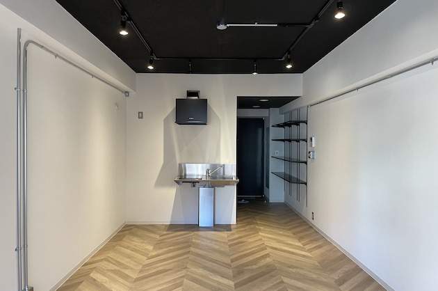 【募集終了】新宿駅近、モノクロ仕上げのリノベデザイナーズ。