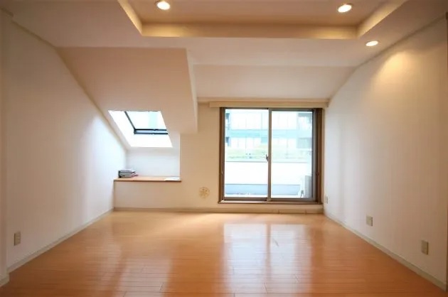 【募集終了】麻布十番、トップライトが魅力のシンプルオフィス