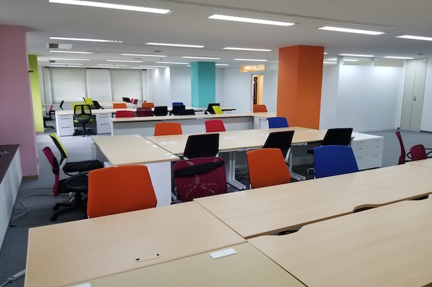 【募集終了】曙橋、色鮮やかな居抜きワンフロアオフィス