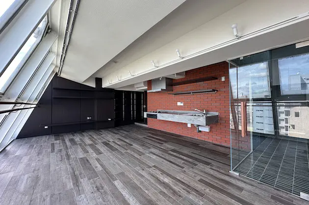 【募集終了】新大久保4分、空を仰ぐリノベオフィスで働く