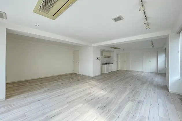 【募集終了】表参道、2面採光の清潔感あるワンルームSOHO