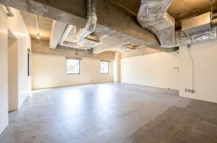 南青山、緑・光・音が調和したリノベオフィス<br>[港区/49万~/50㎡~]