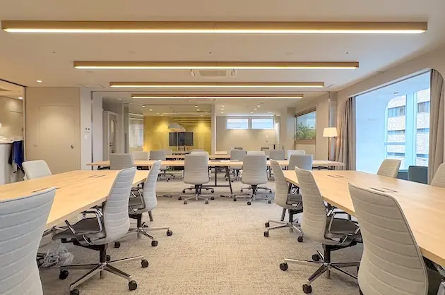 【募集終了】四ツ谷、多彩設備の築浅セットアップオフィス