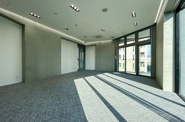 麹町、屋上テラス付きの天高3mオフィス<p>[千代田区/80万/92㎡]