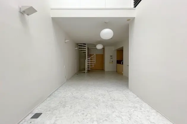 【募集終了】成城、吹抜けの採光豊かなメゾネットをサロンに