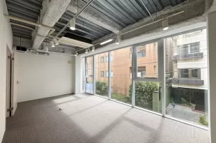 永田町4分、会議室3部屋のデザイナーズオフィス<br>[千代田区/63万/94㎡]