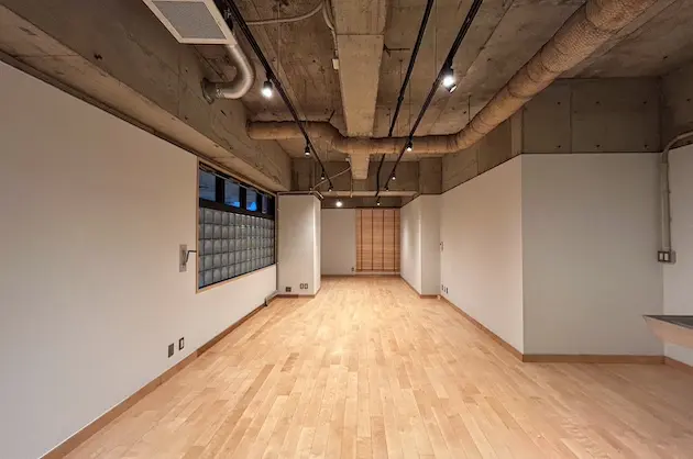 【募集終了】新宿駅、無骨×ナチュラルを兼ね備えたオフィス空間