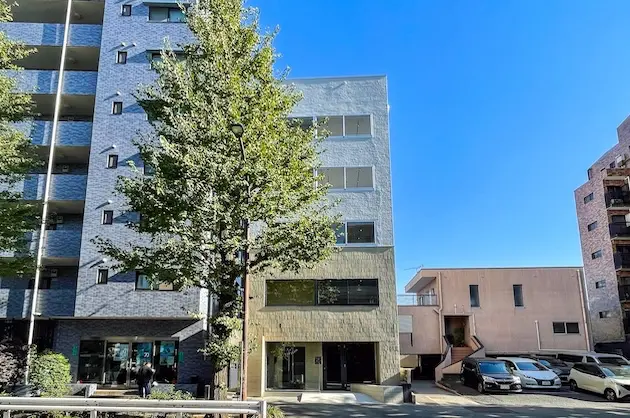 目黒、ラフな質感で統一されたリノベ一棟ビル<br>[品川区/ASK/284㎡]