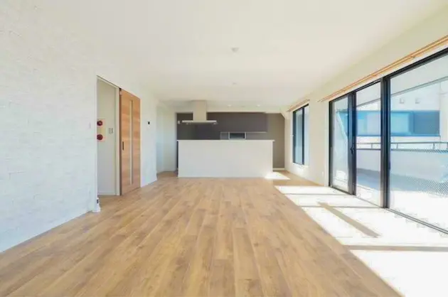 中野坂上、開放感あふれるテラス付きSOHO<br>[中野区/32万/76㎡]