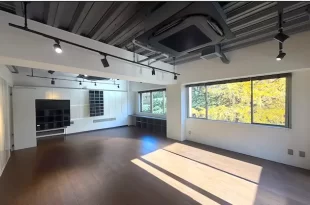 市ヶ谷4分、靖国神社の四季感じる居抜きオフィス<br>[千代田区/27万/40㎡]