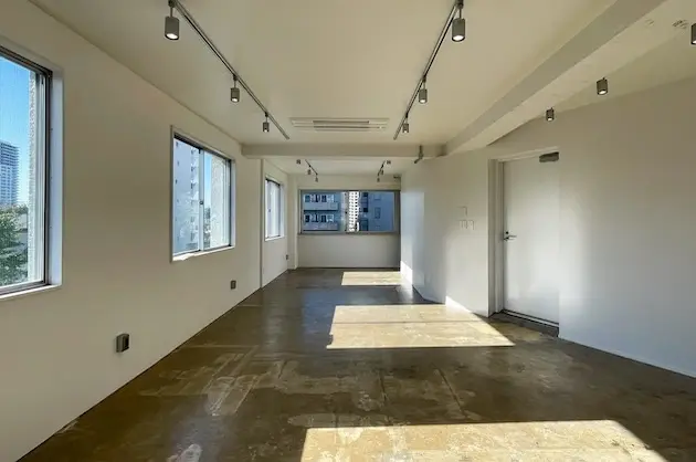 目黒、ラフな質感で統一されたリノベ一棟ビル<br>[品川区/189万/284㎡]