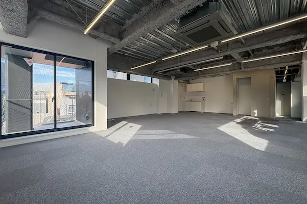 神田2分、開放感を演出する天井スケルトンオフィス<p>[千代田区/61万/79㎡]