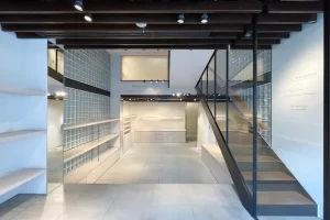 白金、北里通り沿い。ガラス張りのデザイナーズ一棟<br>[港区/127万/183㎡]