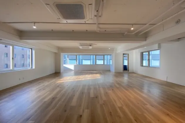 神保町、ワンフロアL字型のリノベーションオフィス<br>[千代田区/92万/160㎡]