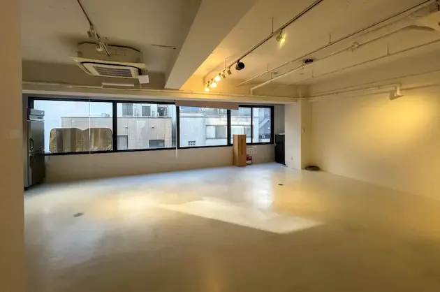 神保町、白を纏ったワンフロアデザインオフィス<br>[千代田区/58万/107㎡]