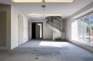 四ツ谷、光差す螺旋階段のあるワークスペース<br>[千代田区/46万/86㎡]