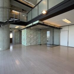 北青山、ガラスウォールのメゾネットSOHO<br>[港区/98万/130㎡]