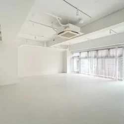 赤坂、透明感と天高で魅せる1階ホワイト空間<br>[港区/58万/69㎡]