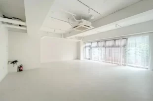 赤坂、透明感と天高で魅せる1階ホワイト空間<br>[港区/58万/69㎡]