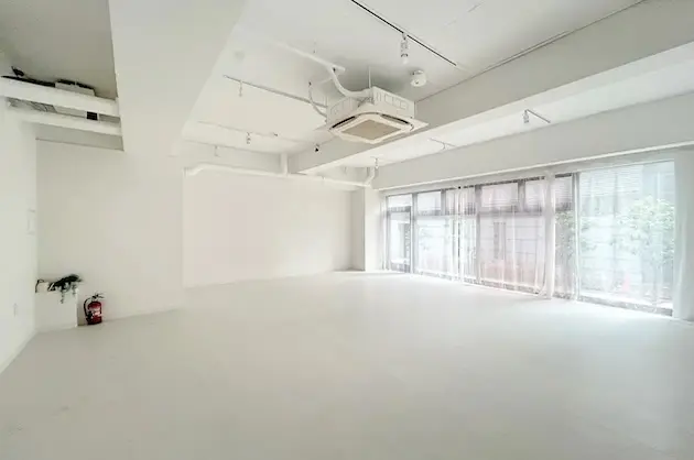 赤坂、透明感と天高で魅せる1階ホワイト空間<br>[港区/58万/69㎡]