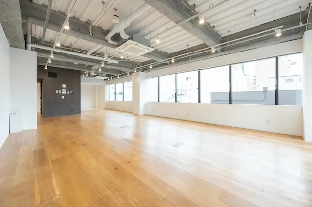 神田2分、角地に佇む彩光豊かなリノベオフィス<br>[千代田区/75万/89㎡]