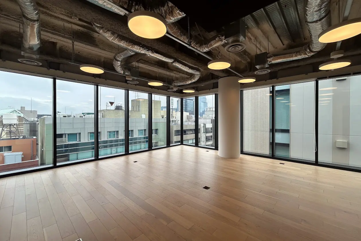 神田、温もりと開放感が共存するハーフセットアップ 室内