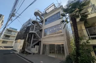 表参道、開放感と余白の一棟貸し居抜きオフィス<br>[渋谷区/330万/275㎡]