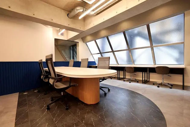 御成門2分、光と素材感のセットアップオフィス<br>[港区/56万/64㎡]