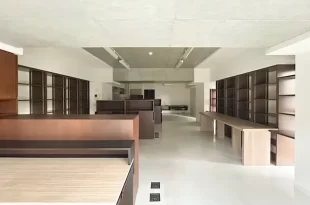 麻布十番3分、白とコンクリートの居抜きオフィス<br>[港区/55万/80㎡]